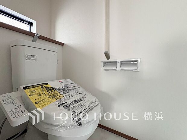 換気と明るさに配慮した、清潔感溢れるトイレ。落ち着いた空間で安らぎのひとときをお過ごしいただけます。