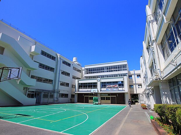 横浜市立日吉台西中学校 1500m 徒歩18分。部活などで帰りが遅くなっても安心の距離感です。