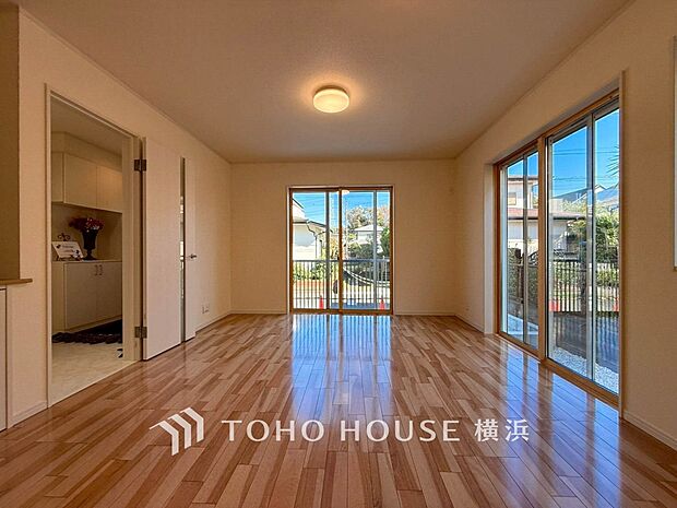 明るく開放的な空間が広がるLDK。室内には豊かな陽光が注ぎ込み、爽やかな住空間を演出。