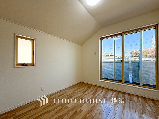 心地よい光と風があふれています。プライベートな自分時間を快適に過ごせるお部屋。