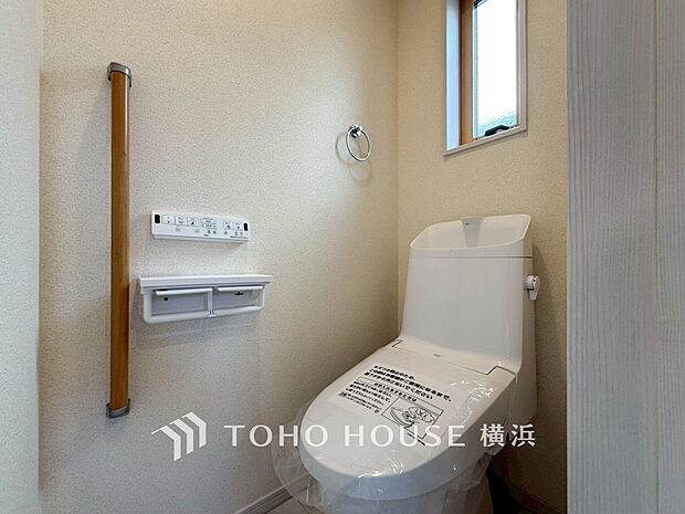 換気と明るさに配慮した、清潔感溢れるトイレ。落ち着いた空間で安らぎのひとときをお過ごしいただけます。