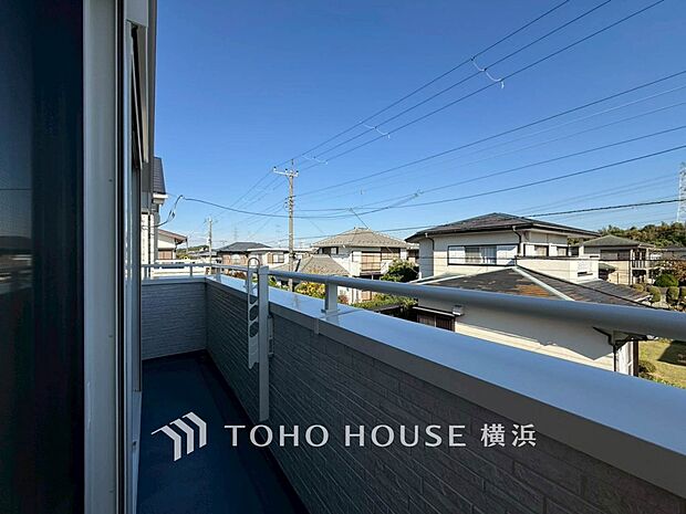 心地よい陽射しや暖かな風を楽しむことが出来るバルコニー。