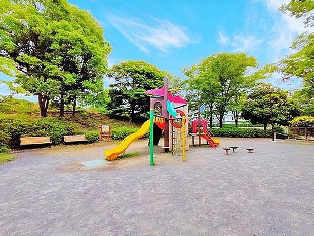 丸山台公園　400m　緑を感じながら散策も楽しめる大きな公園。遊具のエリアや芝生広場、テニスの壁打ち設備もあり楽しめます。 