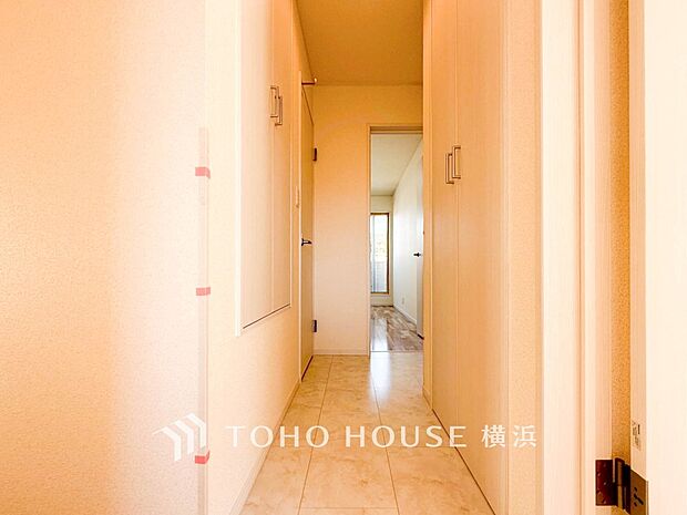 清潔感漂う廊下。各お部屋をつなぐ主要空間として美しく存在しています。