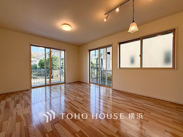 光と風があふれる開放的なリビングダイニングには自然と家族みんなが集まってきます。