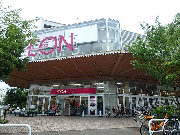 イオン横浜新吉田店　750m　食卓を飾る新鮮な食料品が毎日揃います。家族の笑顔を思い浮かべながらお買い物も楽しいです。 