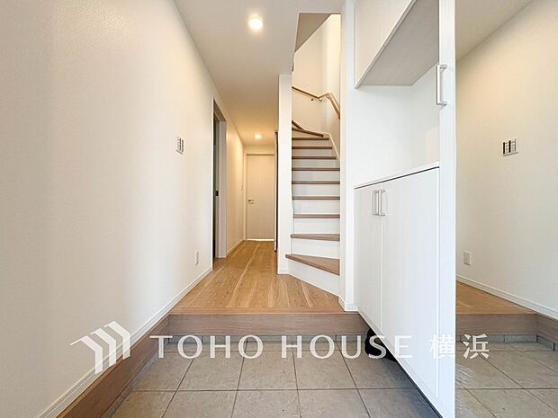 上質感漂う玄関と廊下。居住者の帰り、訪れる方を優しく迎えてくれます。