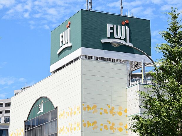 Fuji本郷台店　550m　生鮮食品やお惣菜などの食料品、生活必需品が揃っています。帰りが遅くても利用できるのがうれしいですね。 