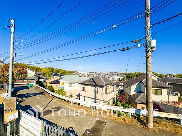 低層住宅が建ち並ぶきれいな街並みが遠くまで見渡せます。（2025年11月撮影）