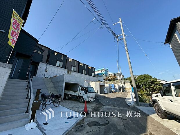 子育て環境、生活利便に優れた住環境に立地し、ゆとりある生活が送れます。（2025年11月撮影）