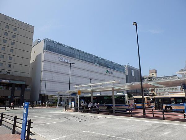 JR京浜東北線「鶴見」駅　1500m　横浜駅までの所要時間は約12分。朝夕のラッシュ時は当駅始発の東京方面行きの電車も。
