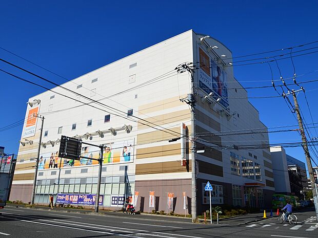 ティップネス鴨居　230m　フィットネスクラブ。大人はもちろんのこと、お子様向けのキッズスイミングや体操・ダンス教室もあります。 