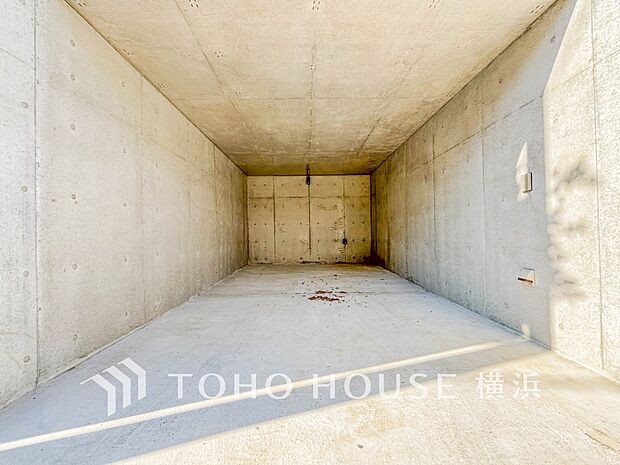 雨や紫外線から大切な愛車を守る地下車庫はセキュリティ面も安心です。