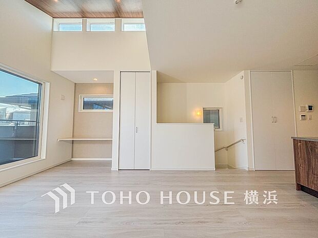 忙しい朝でも、しっかり家族が揃って食事をして頂けるゆとりある大きさのダイニングスペース。