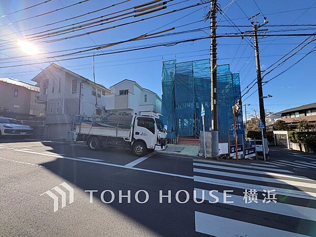 暖かな陽光と爽やかな風がハーモニーを奏でる上質な空間を愉しむ暮らし。（2025年11月撮影）