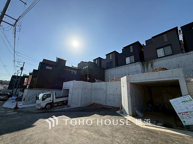 良質な環境に暮らす永住の邸がここに誕生します。（2025年11月撮影）