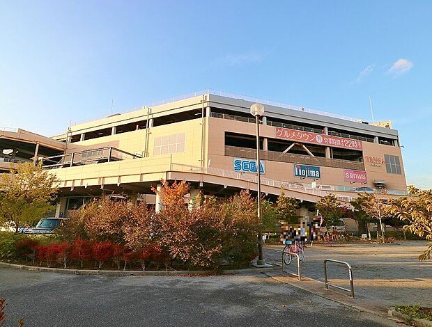 トレッサ横浜 2800m トヨタが開発した首都圏初のオートモール複合施設。週末でも駐車場が無料な所も嬉しいです。