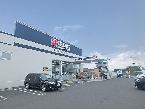 クリエイトエス・ディー鶴見下末吉店　600m　薬や雑貨はもちろん加工食品や冷凍食品なども取り扱う。スーパー「パレッテ！下末吉店」隣接で便利。 
