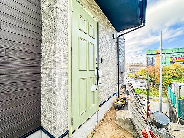 お住まいの顔となる玄関。住まう方のプライドを満たすクオリティを備えています。