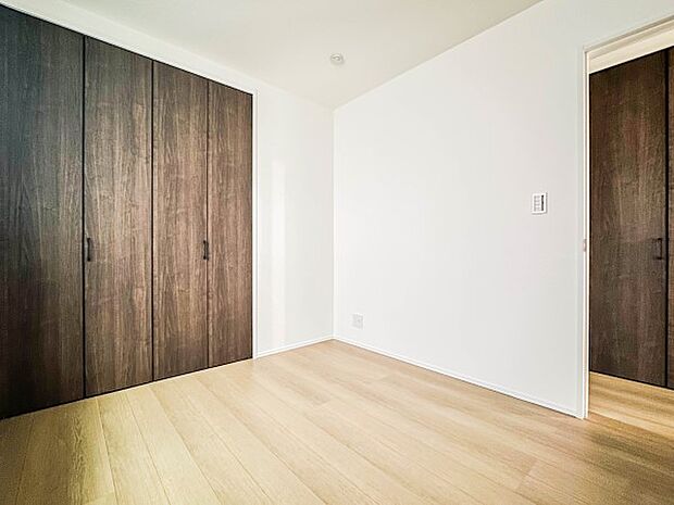 通風・採光にも優れ、心地よい光と風があふれています。プライベートな自分時間を快適に過ごせるお部屋。