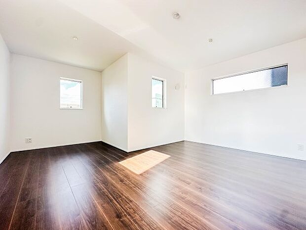 開放感あるリビングダイニング。ご家族とのんびりしたひと時を過ごせますね。(B棟)