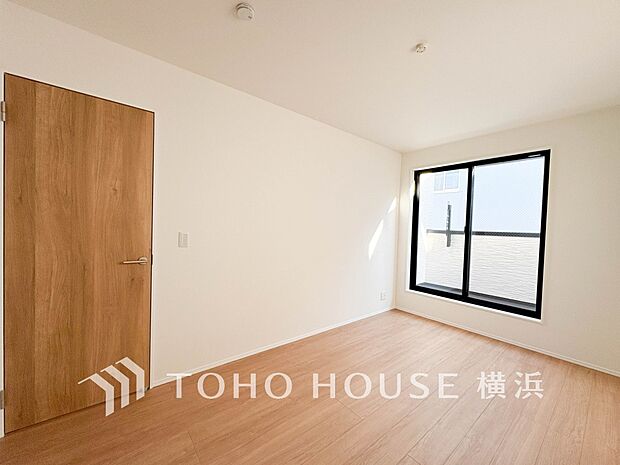 心地よい光と風があふれています。プライベートな自分時間を快適に過ごせるお部屋。