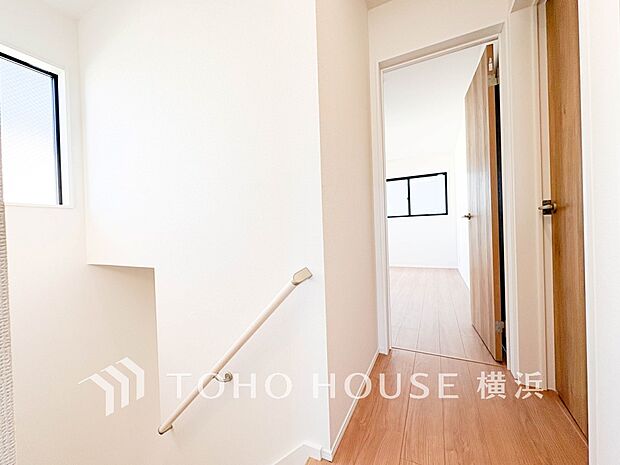 各フロアを結ぶ階段。集いの空間と一人の時間を楽しむプライベートルームをバランスよく繋いでいます。