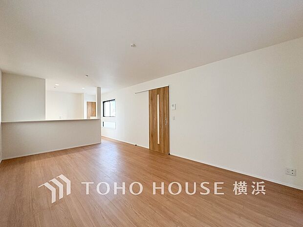 忙しい朝でも、しっかり家族が揃って食事をして頂けるゆとりある大きさのダイニングスペース。