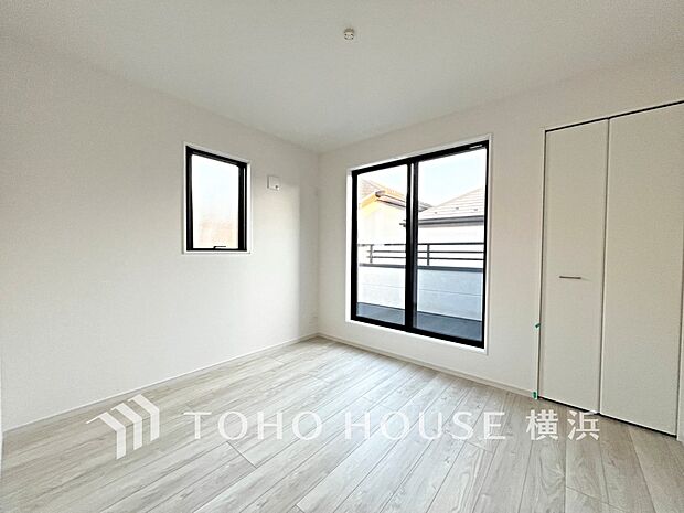 通風・採光にも優れ、心地よい光と風があふれています。プライベートな自分時間を快適に過ごせるお部屋。