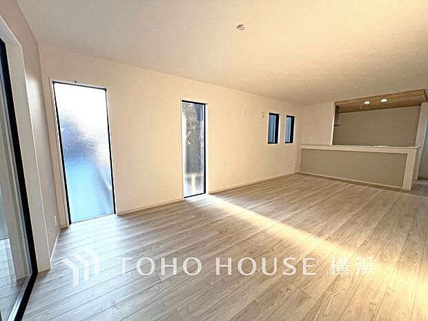 光と風があふれる開放的なリビングダイニングには自然と家族みんなが集まってきます。