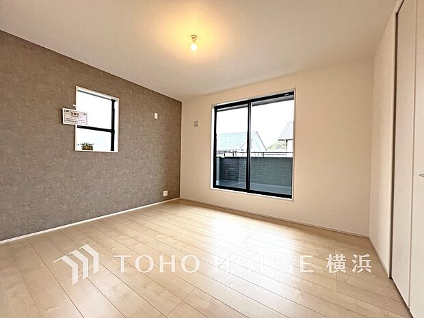 通風・採光にも優れ、心地よい光と風があふれています。プライベートな自分時間を快適に過ごせるお部屋。