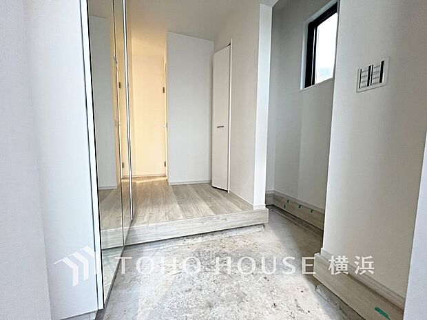 落ち着いた色を基調としていて、明るく優しい玄関となっています。 2号棟 