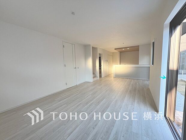 明るく開放的な空間が広がるLDK。室内には豊かな陽光が注ぎ込み、爽やかな住空間を演出。