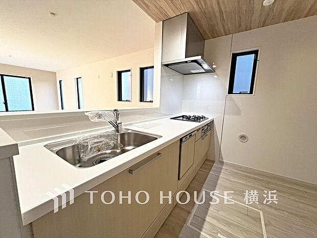 機能性とデザイン性を兼ね備えたシステムキッチン。リビングとの一体感も考慮され、美しい空間が実現。