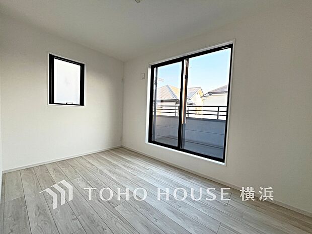 通風・採光にも優れ、心地よい光と風があふれています。プライベートな自分時間を快適に過ごせるお部屋。