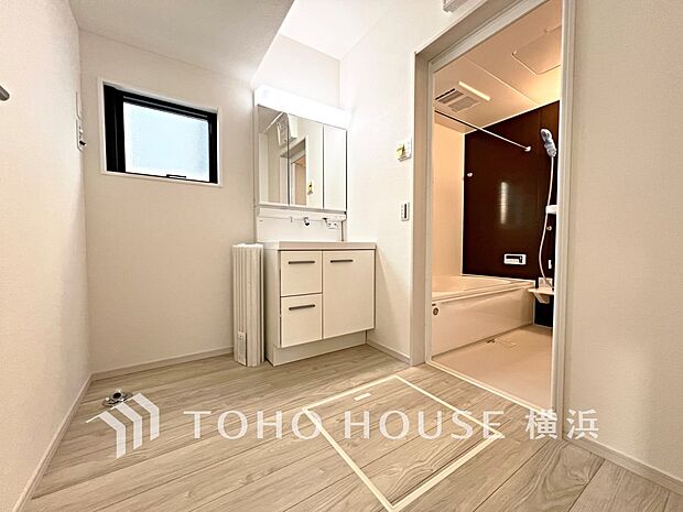 収納たっぷりの洗面台。毎朝身支度で活躍するスペースです。