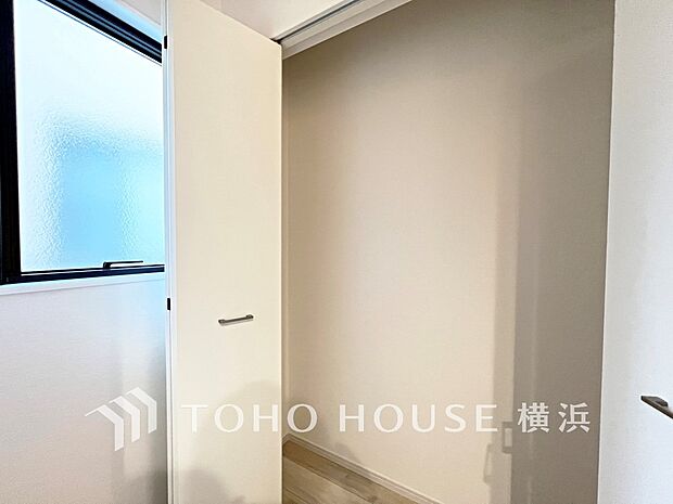 パントリーには缶詰や調味料などの食品類、かさばるペーパーやラップ類をまとめて収納できます。 2号棟