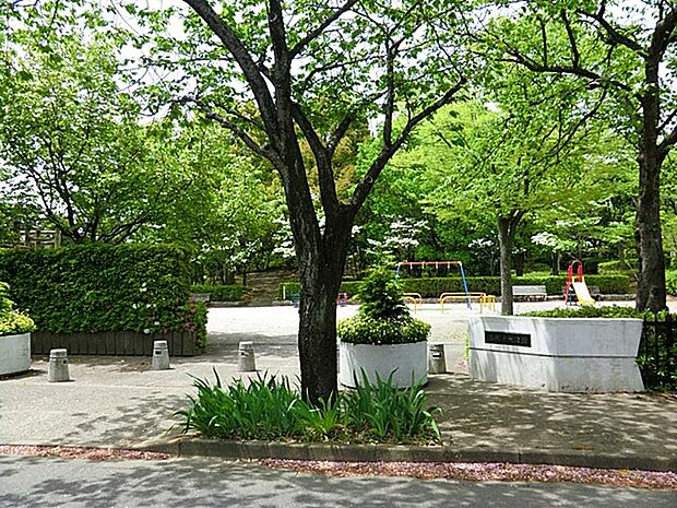 三輪中央公園　1600m　遊具エリアやアスレチックエリア、芝生広場があります。 