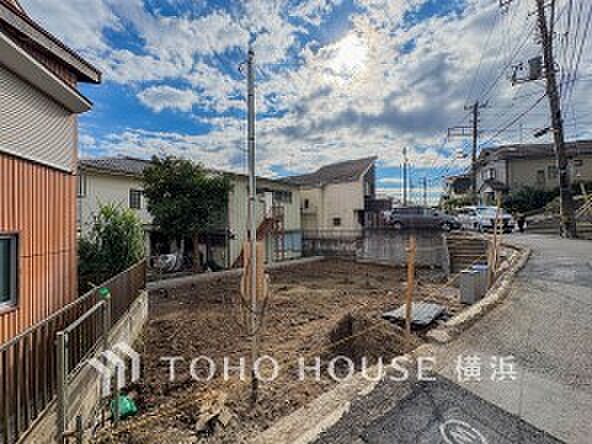 暖かな陽光と爽やかな風がハーモニーを奏でる上質な空間を愉しむ暮らし。(2025年11月撮影)