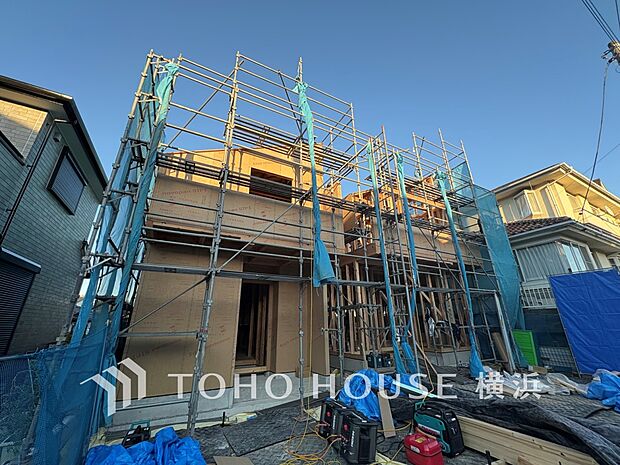 お住まいの顔となる玄関。住まう方のプライドを満たすクオリティを備えています。（2025年11月撮影）