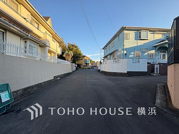 子育て環境、生活利便に優れた住環境に立地し、ゆとりある生活が送れます。(2025年11月撮影)