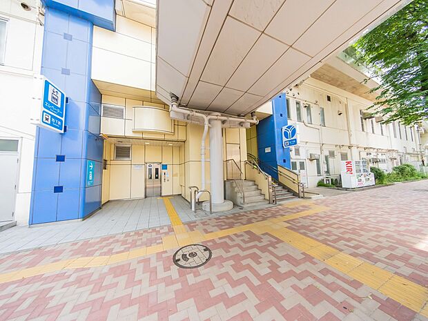 上永谷駅 (ブルーライン) 720m 快速停車駅。駅周辺には大きなバスターミナルとタクシー乗り場、多彩な商業施設や病院などがあります。