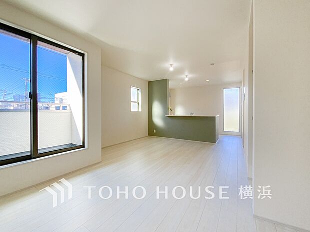 明るく開放的な空間が広がるLDK。室内には豊かな陽光が注ぎ込み、爽やかな住空間を演出。