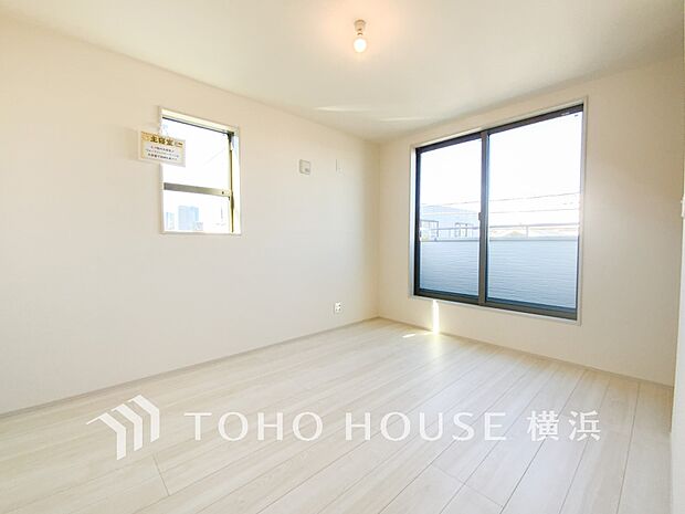 通風・採光にも優れ、心地よい光と風があふれています。プライベートな自分時間を快適に過ごせるお部屋。