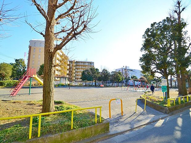 東小田公園 350m 地域の子供達の集う場所。夏には盆踊りも開催されていて、周辺の住人の方々に親しまれている公園。