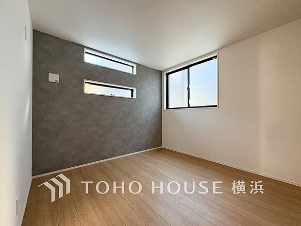 一日の疲れをいやしてくれる寝室。時を忘れて過ごす場所として過ごせるお部屋。