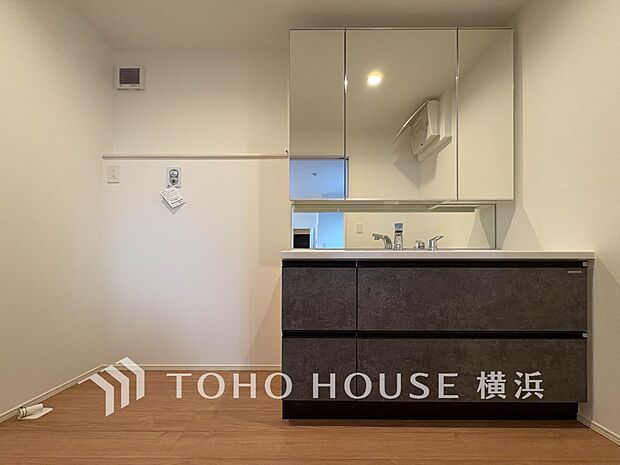 収納たっぷりの洗面台。毎朝身支度で活躍するスペースです。