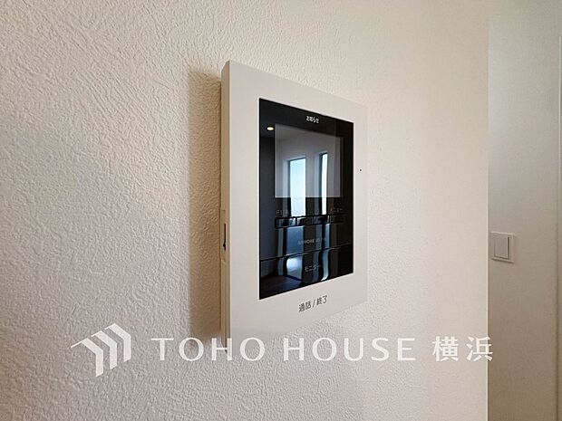 誰が来てもわかる様にモニター付きインターホンを設置。快適と安らぎを合わせた優しい設計。