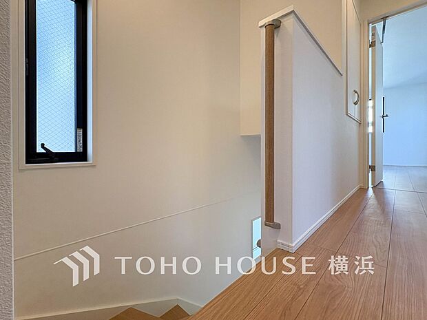 各フロアを結ぶ階段。集いの空間と一人の時間を楽しむプライベートルームをバランスよく繋いでいます。