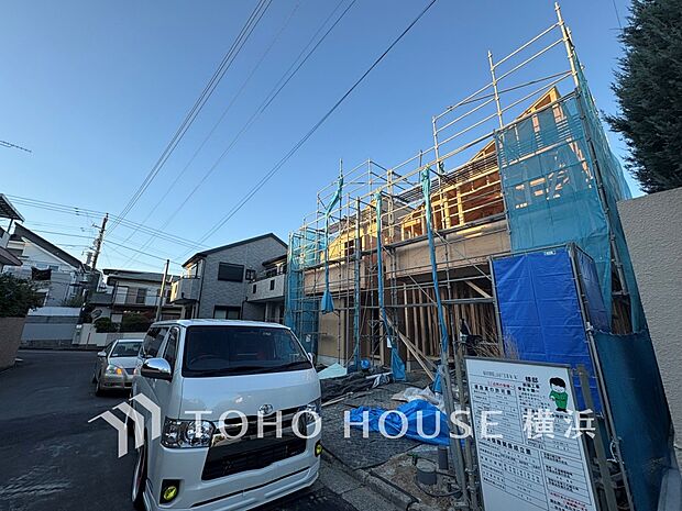 十分な広さのカースペースは、お車2台分の広さがあります。(2025年11月撮影)